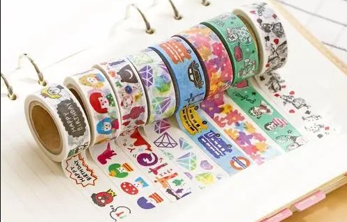 ¿Qué factores afectan la adherencia de la cinta washi?